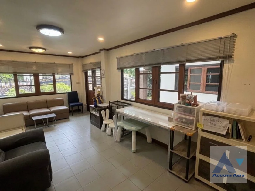 4  4 br House for rent and sale in Sukhumvit ,Bangkok BTS Phra khanong at Moo Baan Pakamas AA46338