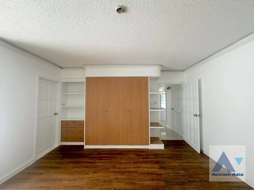 8  3 br Apartment For Rent in Ploenchit ,Bangkok BTS Ratchadamri at High rise and Peaceful AA46356