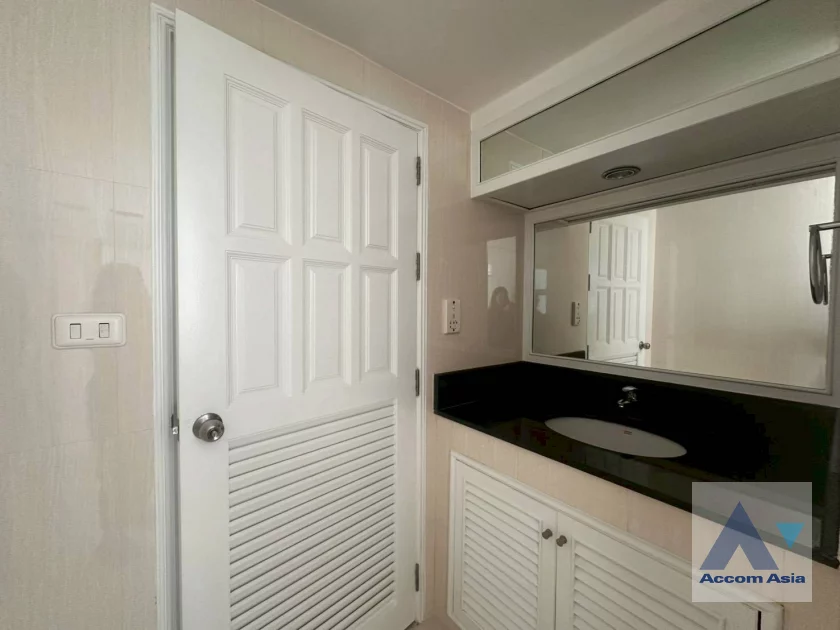 10  3 br Apartment For Rent in Ploenchit ,Bangkok BTS Ratchadamri at High rise and Peaceful AA46356