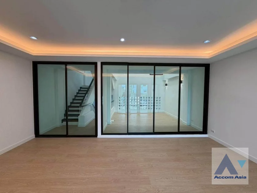 6  4 br Townhouse For Sale in Sukhumvit ,Bangkok BTS Punnawithi AA46382
