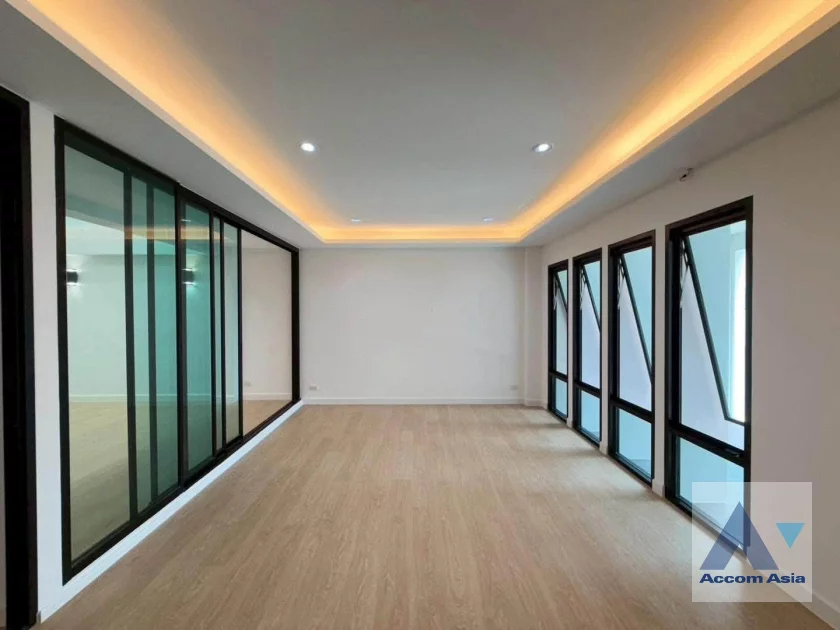 5  4 br Townhouse For Sale in Sukhumvit ,Bangkok BTS Punnawithi AA46382