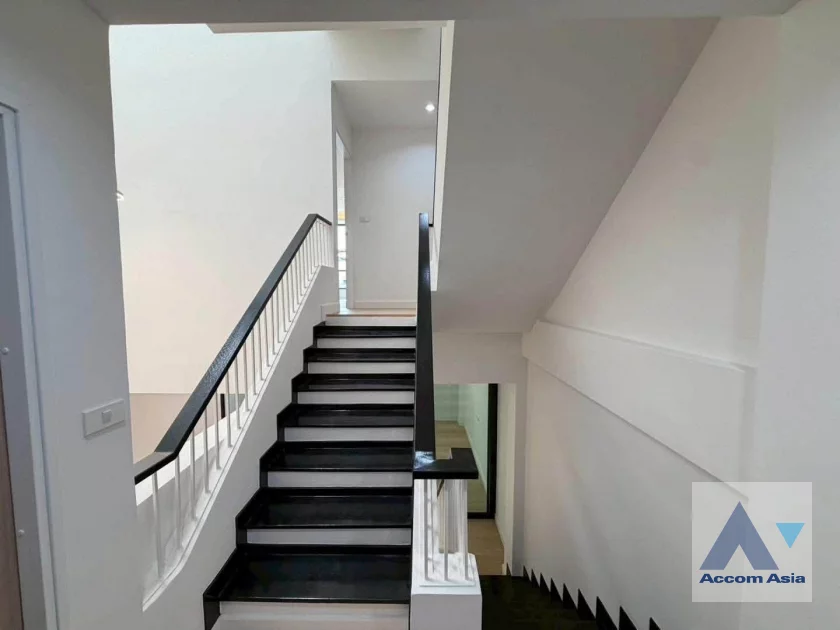 11  4 br Townhouse For Sale in Sukhumvit ,Bangkok BTS Punnawithi AA46382