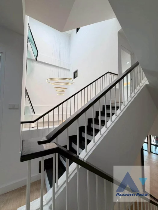 12  4 br Townhouse For Sale in Sukhumvit ,Bangkok BTS Punnawithi AA46382