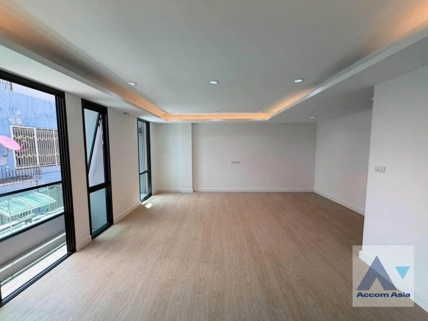 10  4 br Townhouse For Sale in Sukhumvit ,Bangkok BTS Punnawithi AA46382