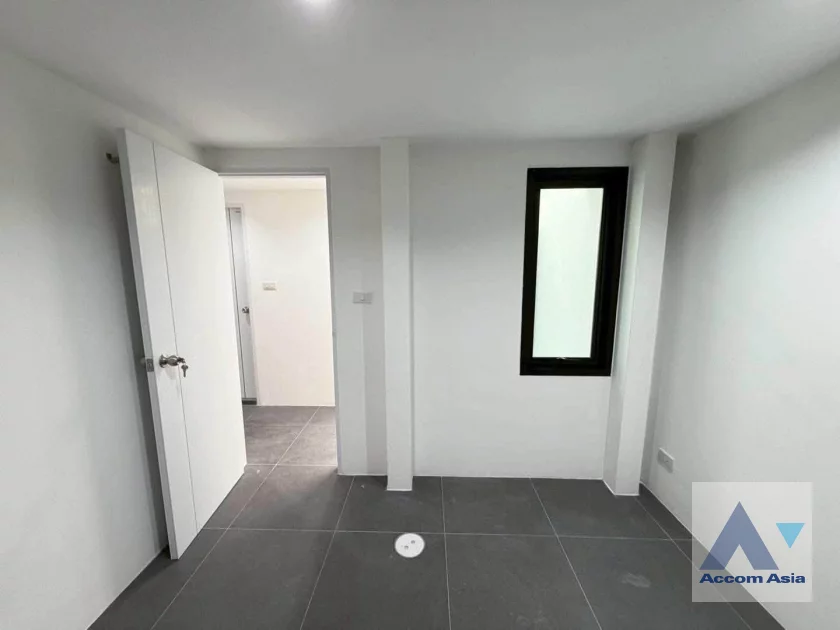 13  4 br Townhouse For Sale in Sukhumvit ,Bangkok BTS Punnawithi AA46382