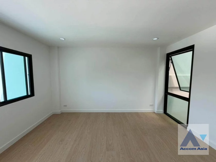 16  4 br Townhouse For Sale in Sukhumvit ,Bangkok BTS Punnawithi AA46382