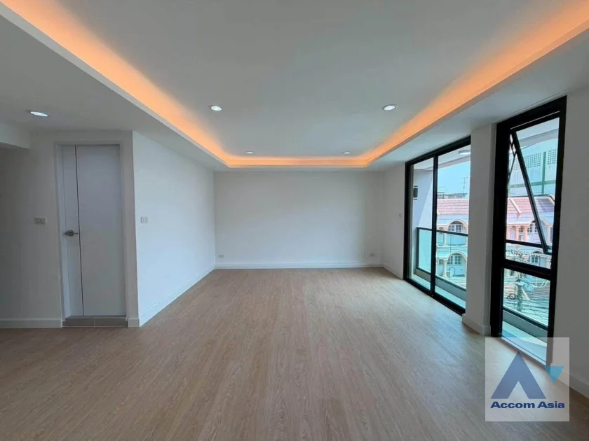  1  4 br Townhouse For Sale in Sukhumvit ,Bangkok BTS Punnawithi AA46382