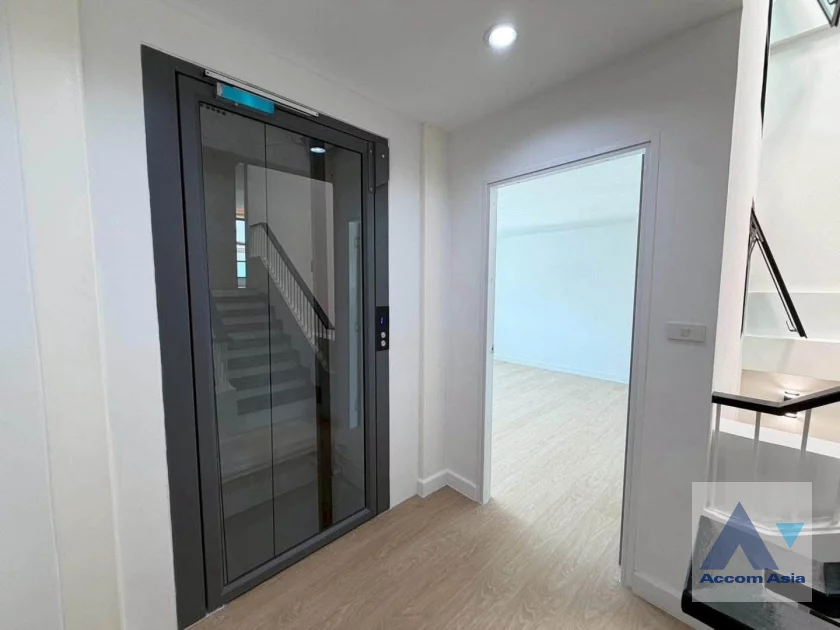 17  4 br Townhouse For Sale in Sukhumvit ,Bangkok BTS Punnawithi AA46382