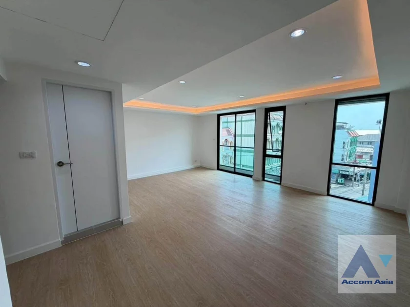 18  4 br Townhouse For Sale in Sukhumvit ,Bangkok BTS Punnawithi AA46382
