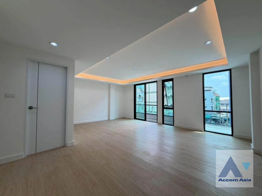 19  4 br Townhouse For Sale in Sukhumvit ,Bangkok BTS Punnawithi AA46382