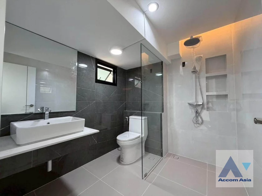 44  4 br Townhouse For Sale in Sukhumvit ,Bangkok BTS Punnawithi AA46382