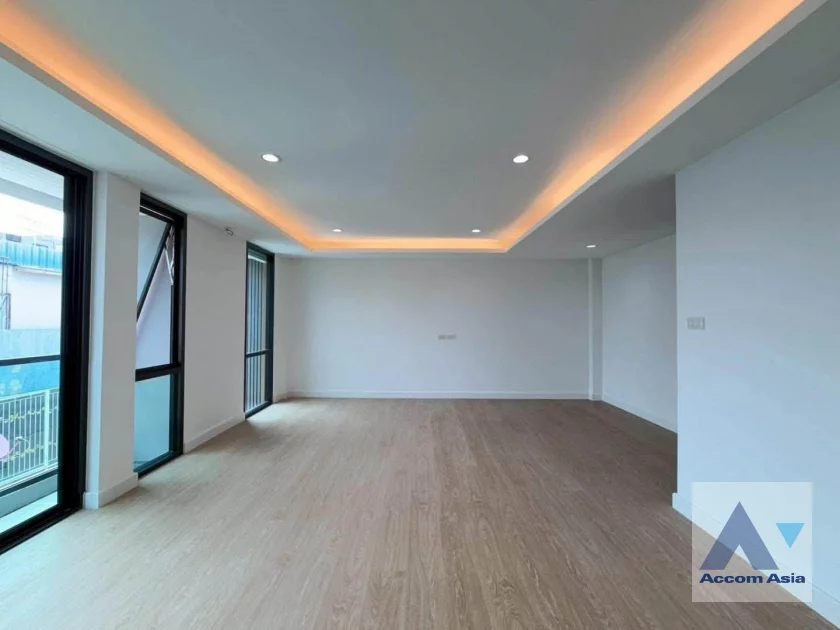 4  4 br Townhouse For Sale in Sukhumvit ,Bangkok BTS Punnawithi AA46382
