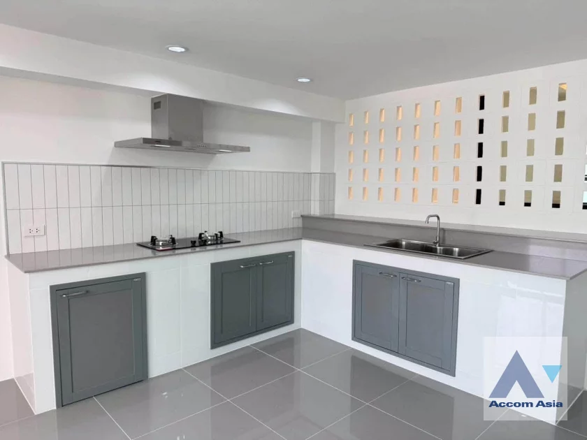 23  4 br Townhouse For Sale in Sukhumvit ,Bangkok BTS Punnawithi AA46382