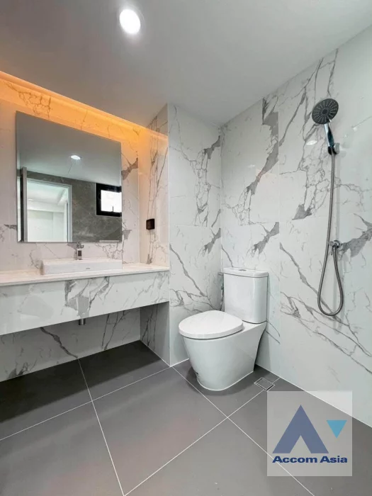 22  4 br Townhouse For Sale in Sukhumvit ,Bangkok BTS Punnawithi AA46382