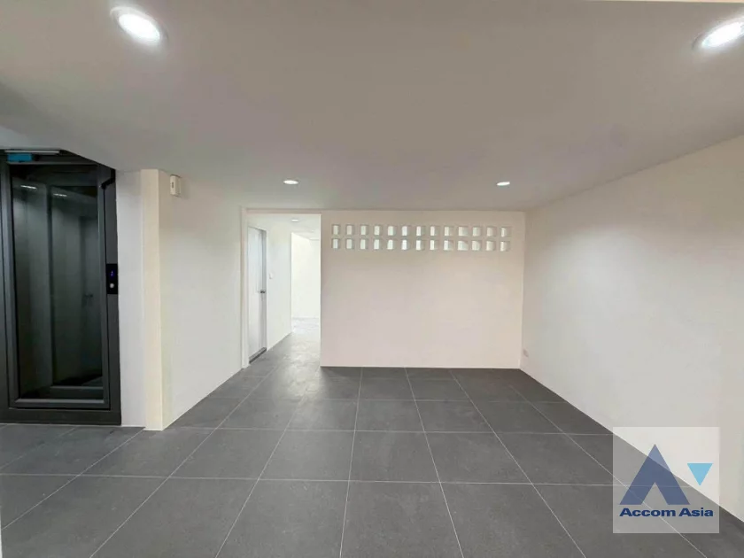 25  4 br Townhouse For Sale in Sukhumvit ,Bangkok BTS Punnawithi AA46382