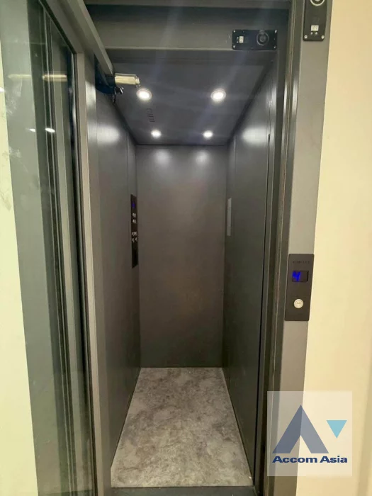 27  4 br Townhouse For Sale in Sukhumvit ,Bangkok BTS Punnawithi AA46382
