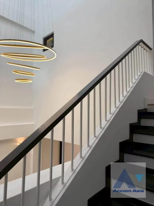 26  4 br Townhouse For Sale in Sukhumvit ,Bangkok BTS Punnawithi AA46382