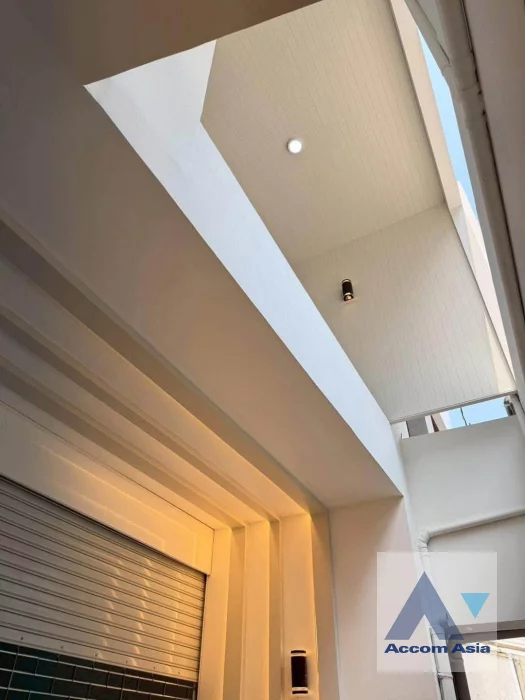 30  4 br Townhouse For Sale in Sukhumvit ,Bangkok BTS Punnawithi AA46382