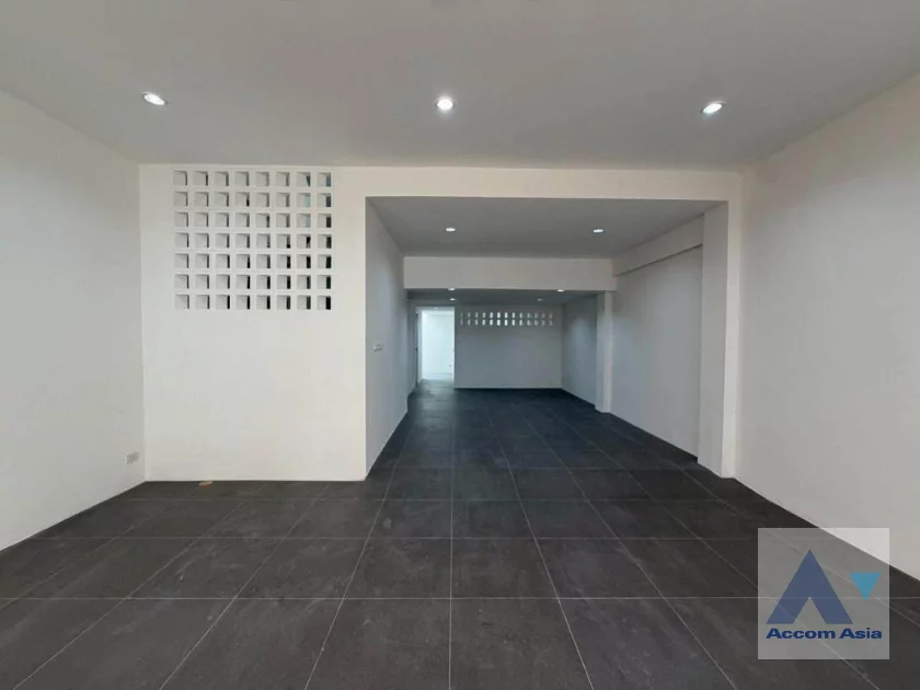 32  4 br Townhouse For Sale in Sukhumvit ,Bangkok BTS Punnawithi AA46382