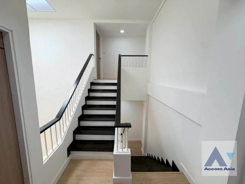33  4 br Townhouse For Sale in Sukhumvit ,Bangkok BTS Punnawithi AA46382
