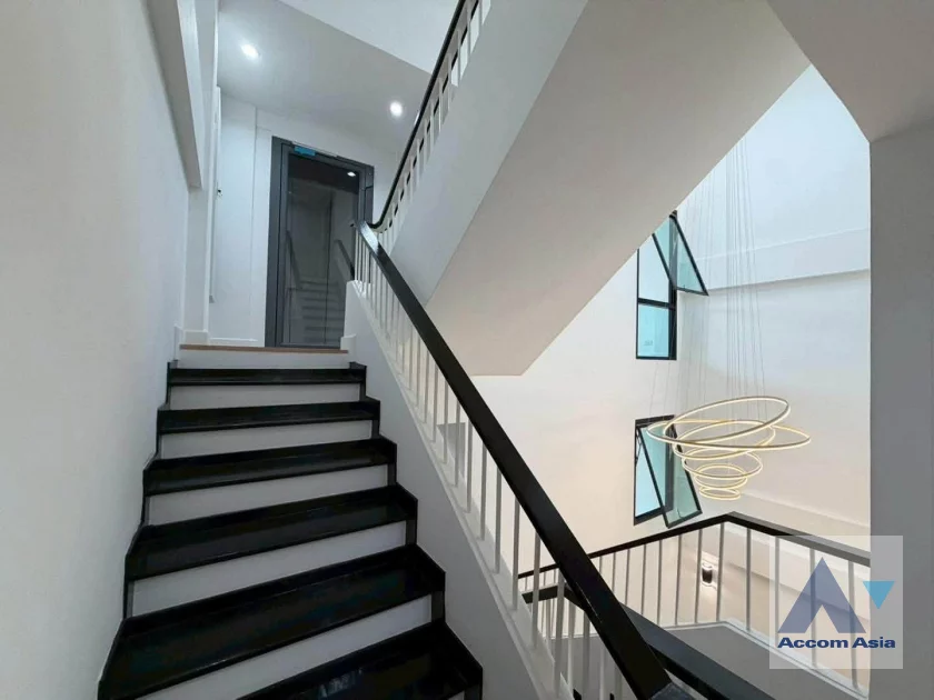 36  4 br Townhouse For Sale in Sukhumvit ,Bangkok BTS Punnawithi AA46382