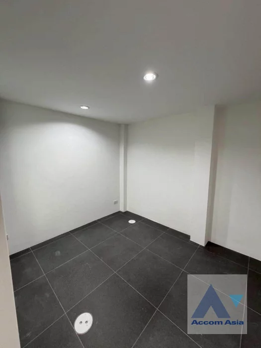 35  4 br Townhouse For Sale in Sukhumvit ,Bangkok BTS Punnawithi AA46382