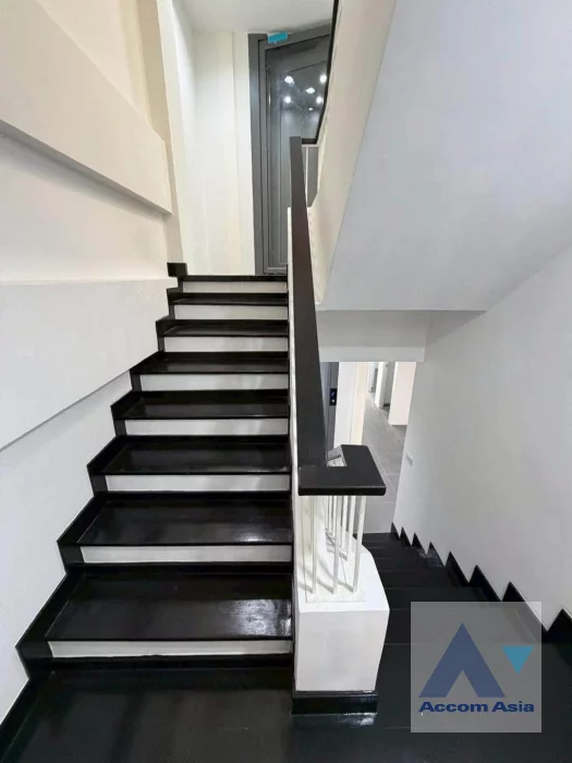 39  4 br Townhouse For Sale in Sukhumvit ,Bangkok BTS Punnawithi AA46382