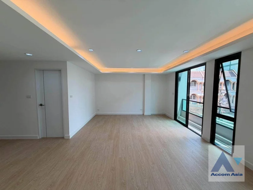 40  4 br Townhouse For Sale in Sukhumvit ,Bangkok BTS Punnawithi AA46382