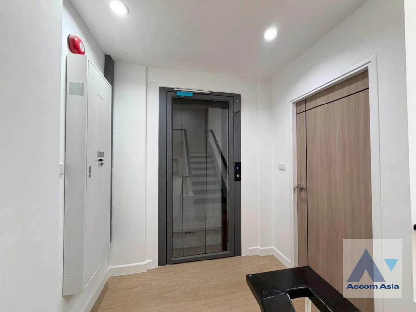 41  4 br Townhouse For Sale in Sukhumvit ,Bangkok BTS Punnawithi AA46382