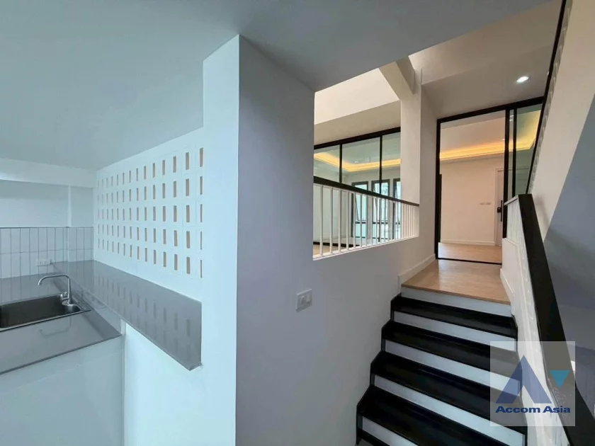 42  4 br Townhouse For Sale in Sukhumvit ,Bangkok BTS Punnawithi AA46382