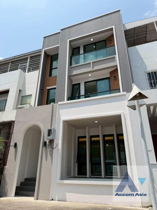  2  4 br Townhouse For Sale in Sukhumvit ,Bangkok BTS Punnawithi AA46382