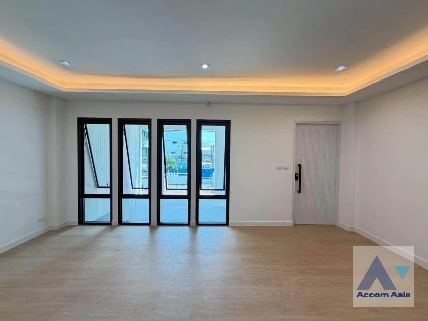 8  4 br Townhouse For Sale in Sukhumvit ,Bangkok BTS Punnawithi AA46382