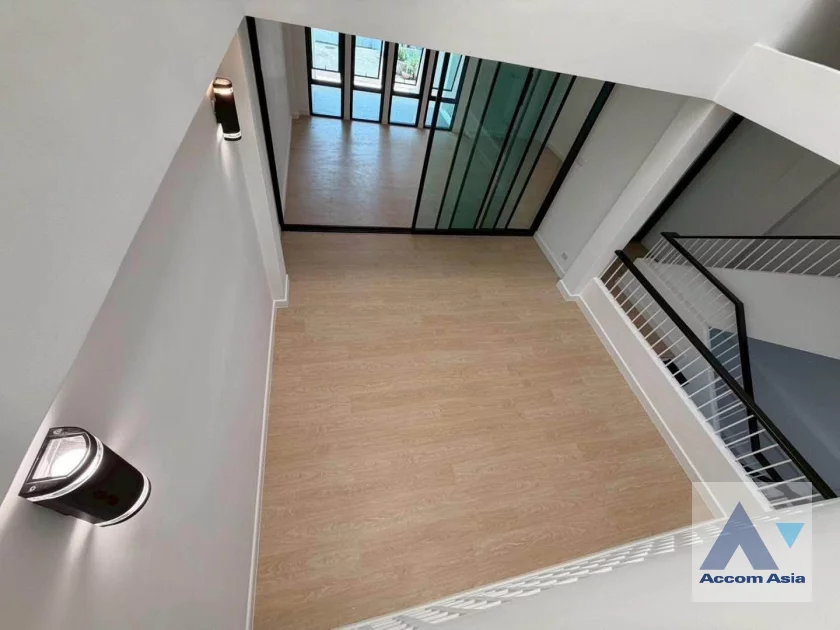 7  4 br Townhouse For Sale in Sukhumvit ,Bangkok BTS Punnawithi AA46382