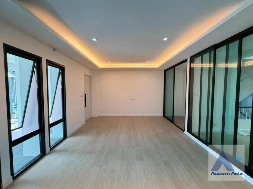 9  4 br Townhouse For Sale in Sukhumvit ,Bangkok BTS Punnawithi AA46382