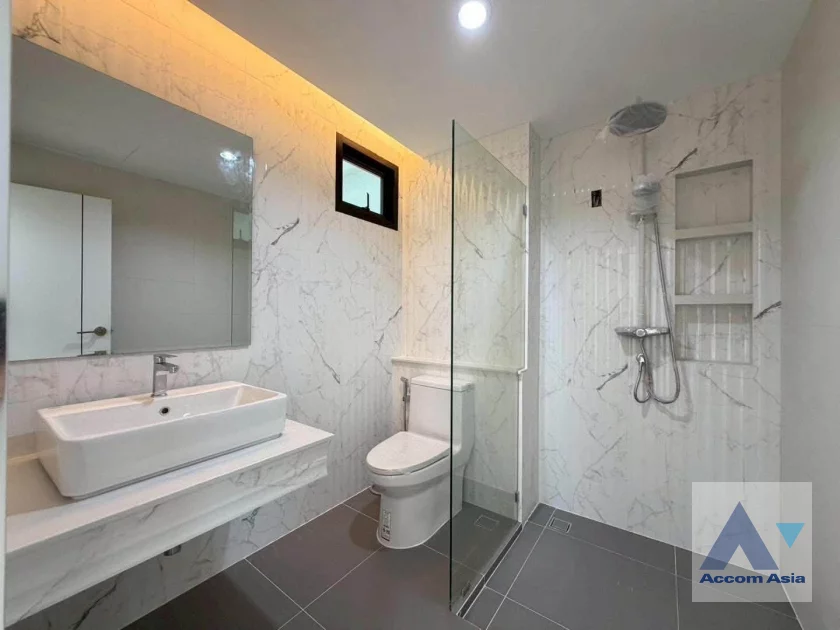 43  4 br Townhouse For Sale in Sukhumvit ,Bangkok BTS Punnawithi AA46382