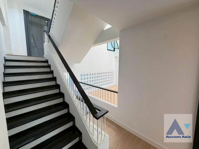 45  4 br Townhouse For Sale in Sukhumvit ,Bangkok BTS Punnawithi AA46382