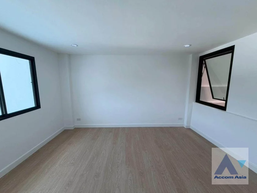 47  4 br Townhouse For Sale in Sukhumvit ,Bangkok BTS Punnawithi AA46382
