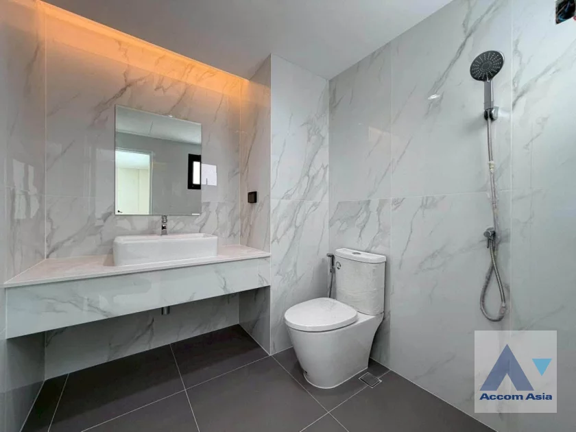 49  4 br Townhouse For Sale in Sukhumvit ,Bangkok BTS Punnawithi AA46382