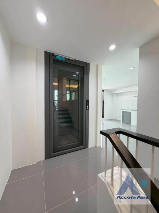 51  4 br Townhouse For Sale in Sukhumvit ,Bangkok BTS Punnawithi AA46382