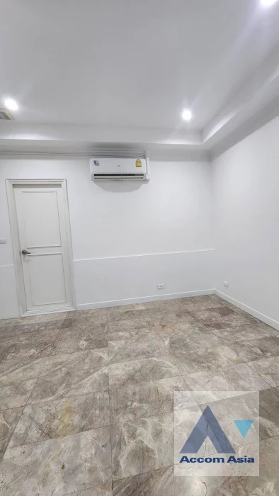 15  3 br Townhouse for rent and sale in Sukhumvit ,Bangkok BTS Ekkamai AA46383