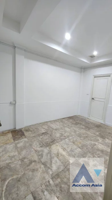 14  3 br Townhouse for rent and sale in Sukhumvit ,Bangkok BTS Ekkamai AA46383