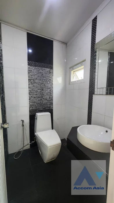 13  3 br Townhouse for rent and sale in Sukhumvit ,Bangkok BTS Ekkamai AA46383
