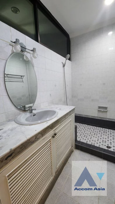 12  3 br Townhouse for rent and sale in Sukhumvit ,Bangkok BTS Ekkamai AA46383