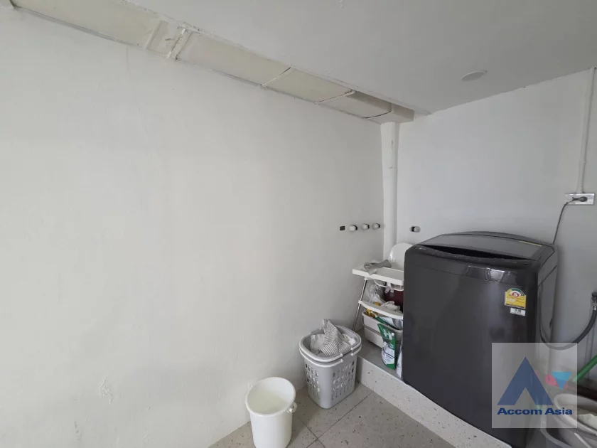 26  3 br Townhouse For Rent in Sukhumvit ,Bangkok BTS Ekkamai AA46385