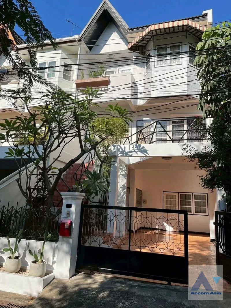  2  3 br House for rent and sale in Sukhumvit ,Bangkok BTS Phrom Phong AA46421