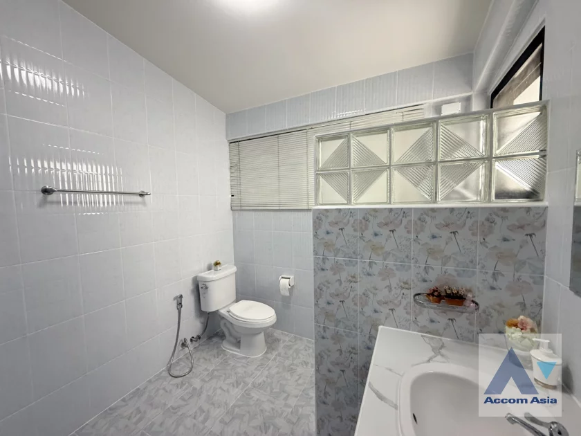 32  3 br House For Rent in Sukhumvit ,Bangkok BTS Phra khanong AA46485