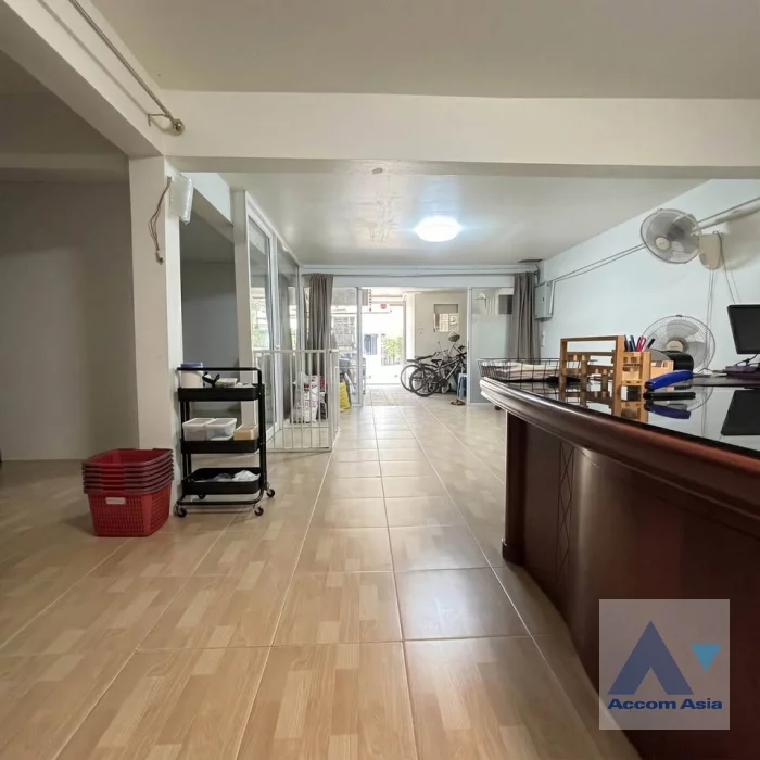 unit 4 Bedrooms  Townhouse For Sale in Sukhumvit, Bangkok  near BTS Punnawithi (AA46503)