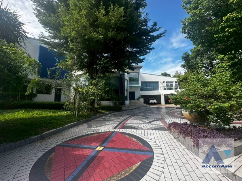  Panya Pattanakarn Village House  5 Bedroom for Sale & Rent BTS On Nut in Pattanakarn Bangkok