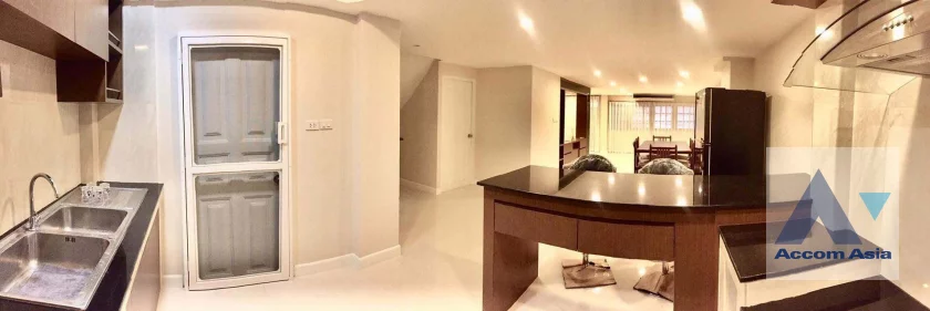 unitPet friendly |  3 Bedrooms  Townhouse For Rent in Sukhumvit, Bangkok  near BTS Ekkamai (AA46514)