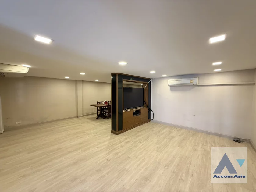 unitPet friendly |  3 Bedrooms  Townhouse For Rent in Sukhumvit, Bangkok  near BTS Ekkamai (AA46514)